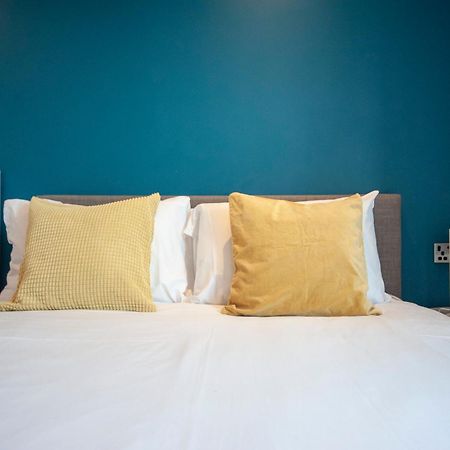Top Floor Apt - 2 Bed/2 Bath + Private Balcony London Exterior photo