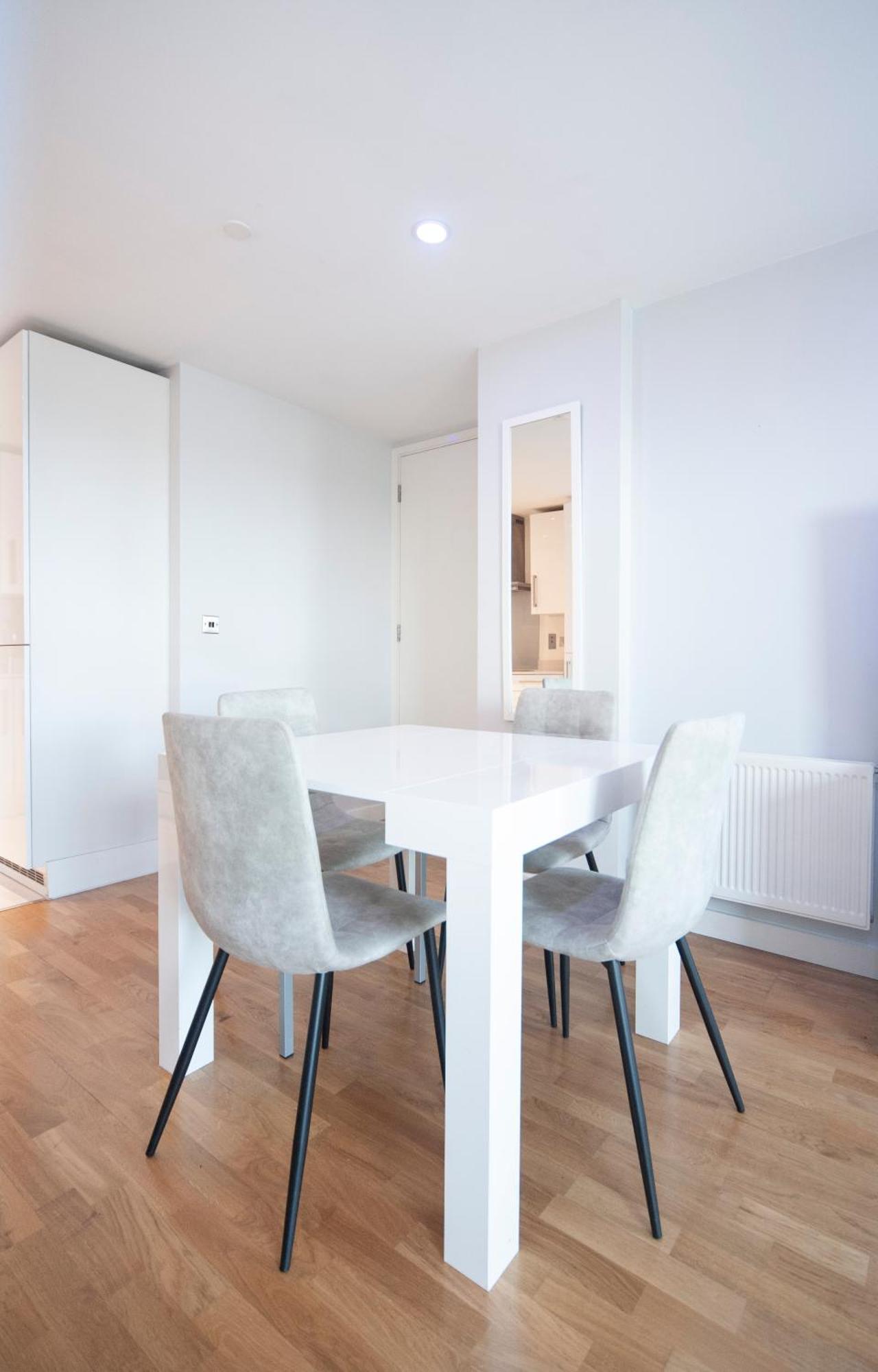 Top Floor Apt - 2 Bed/2 Bath + Private Balcony London Exterior photo