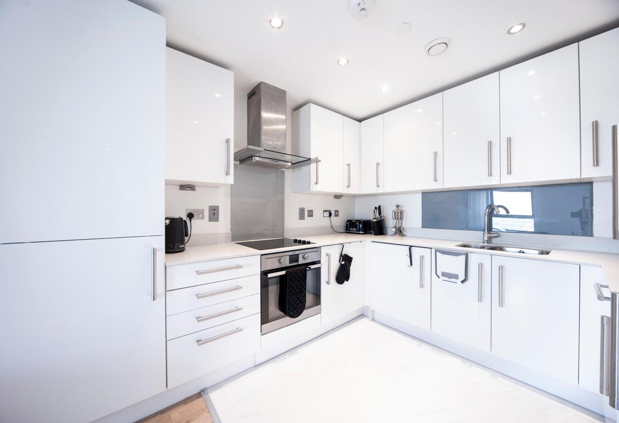 Top Floor Apt - 2 Bed/2 Bath + Private Balcony London Exterior photo