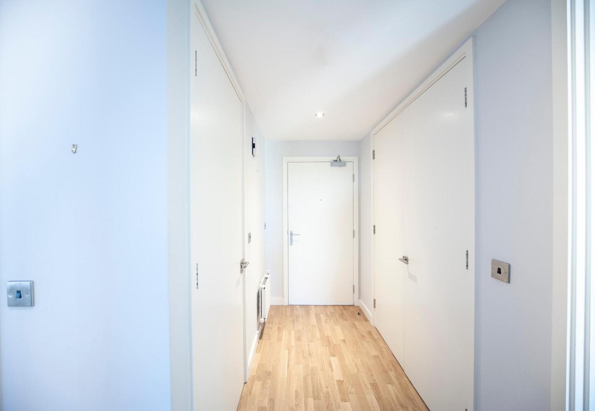 Top Floor Apt - 2 Bed/2 Bath + Private Balcony London Exterior photo