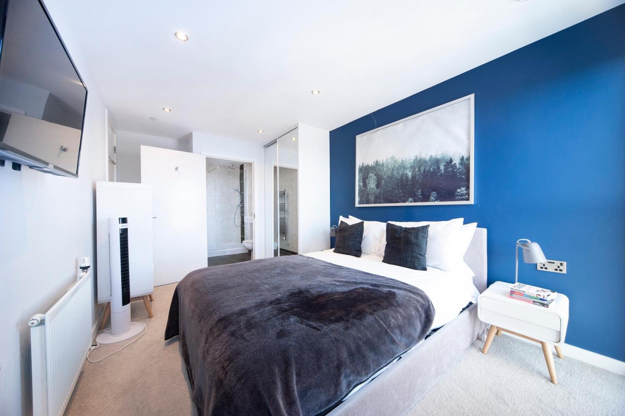 Top Floor Apt - 2 Bed/2 Bath + Private Balcony London Exterior photo