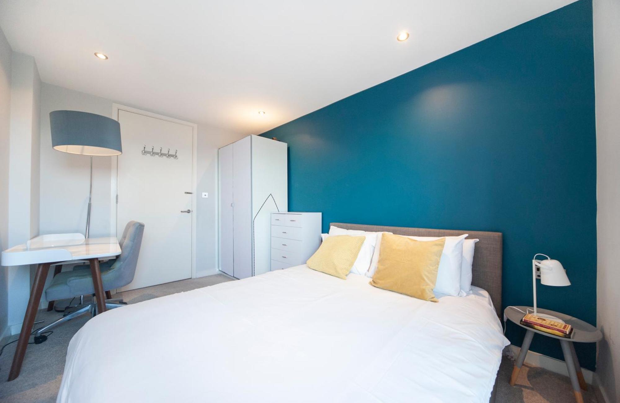 Top Floor Apt - 2 Bed/2 Bath + Private Balcony London Exterior photo