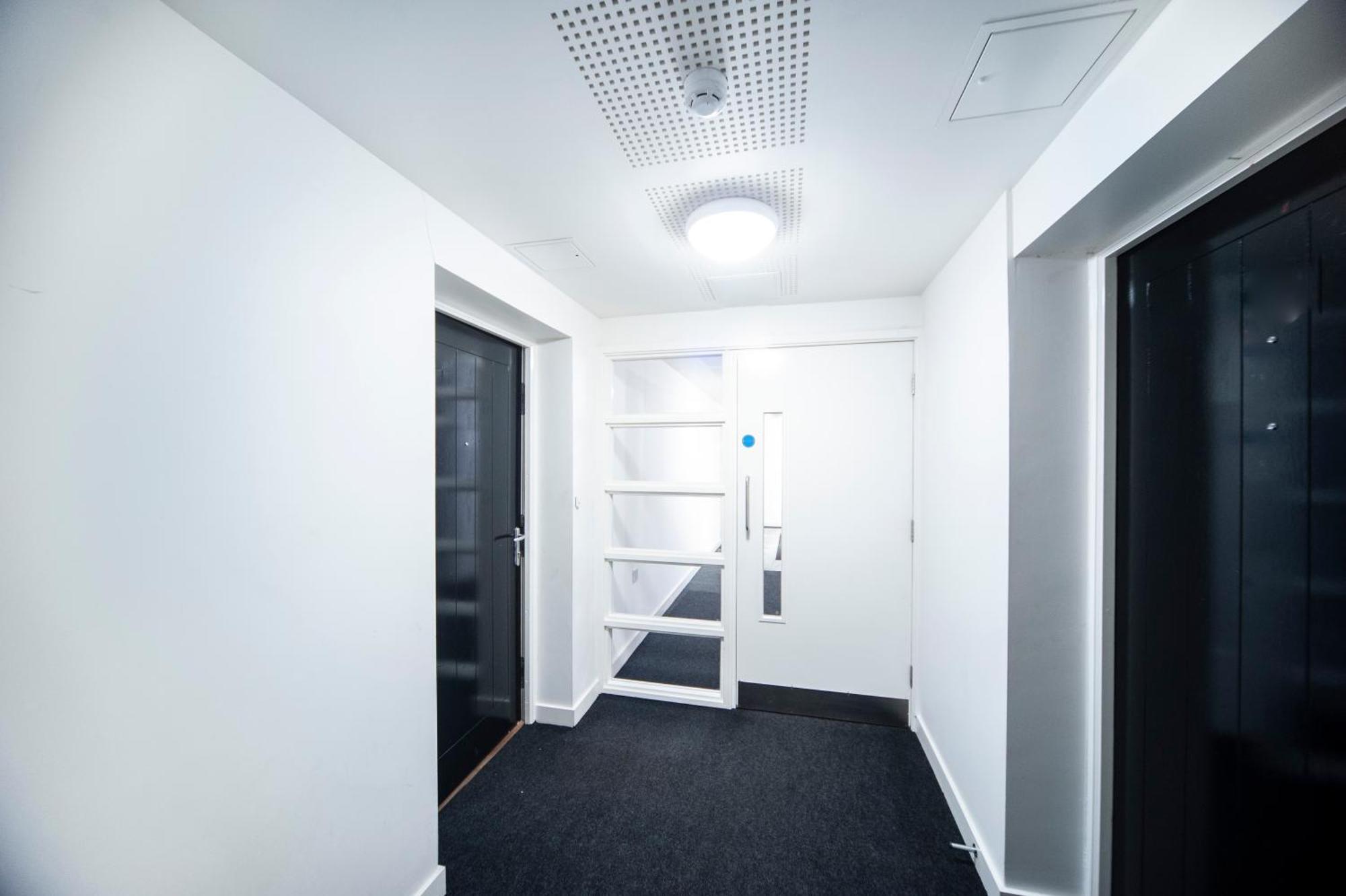 Top Floor Apt - 2 Bed/2 Bath + Private Balcony London Exterior photo