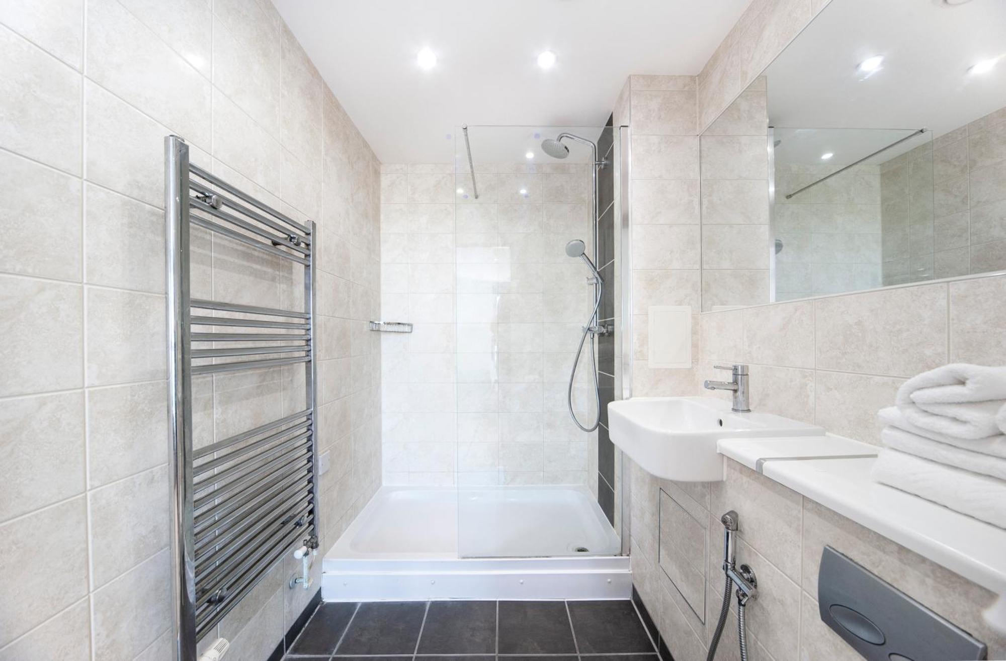 Top Floor Apt - 2 Bed/2 Bath + Private Balcony London Exterior photo