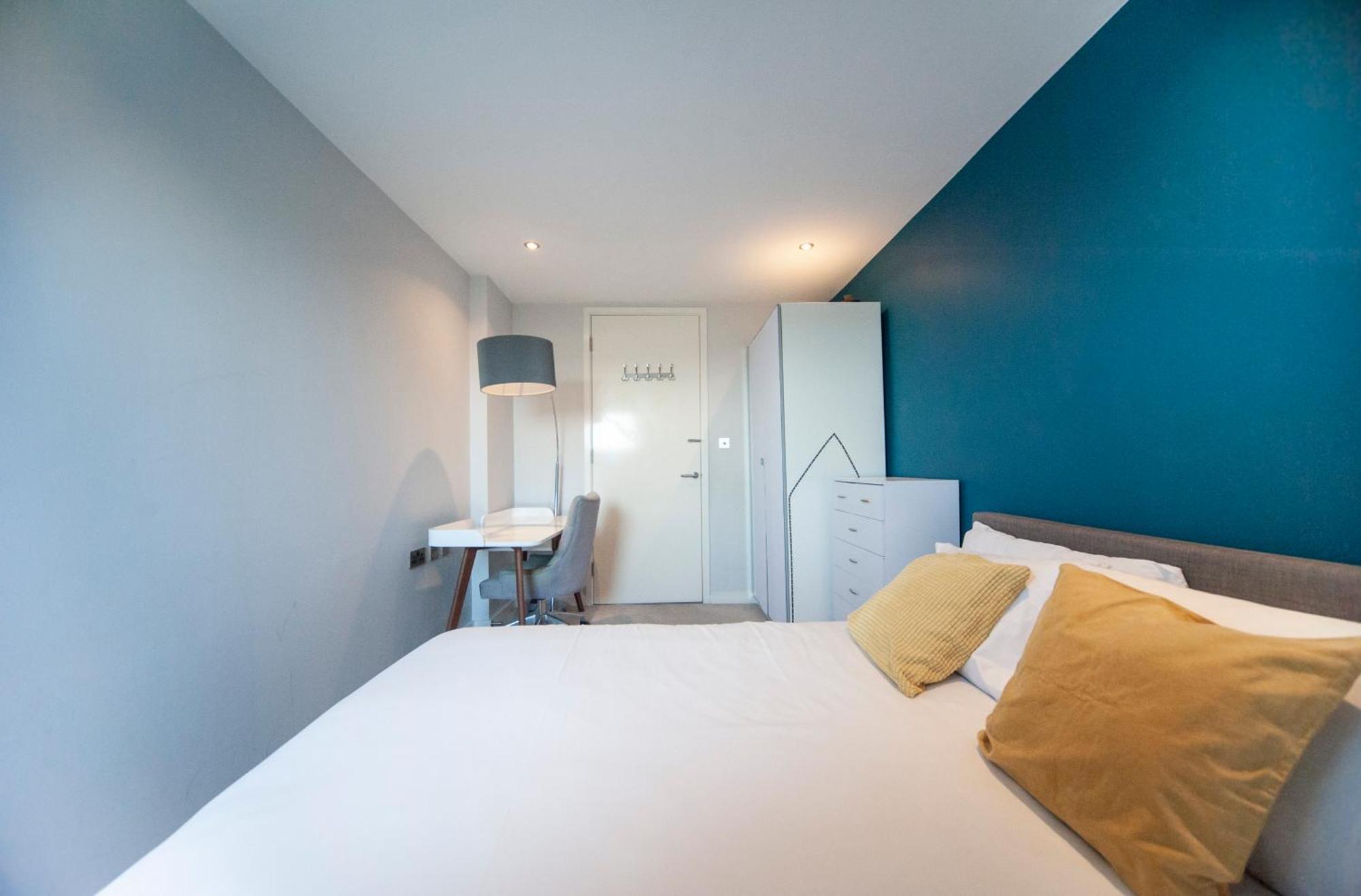 Top Floor Apt - 2 Bed/2 Bath + Private Balcony London Exterior photo