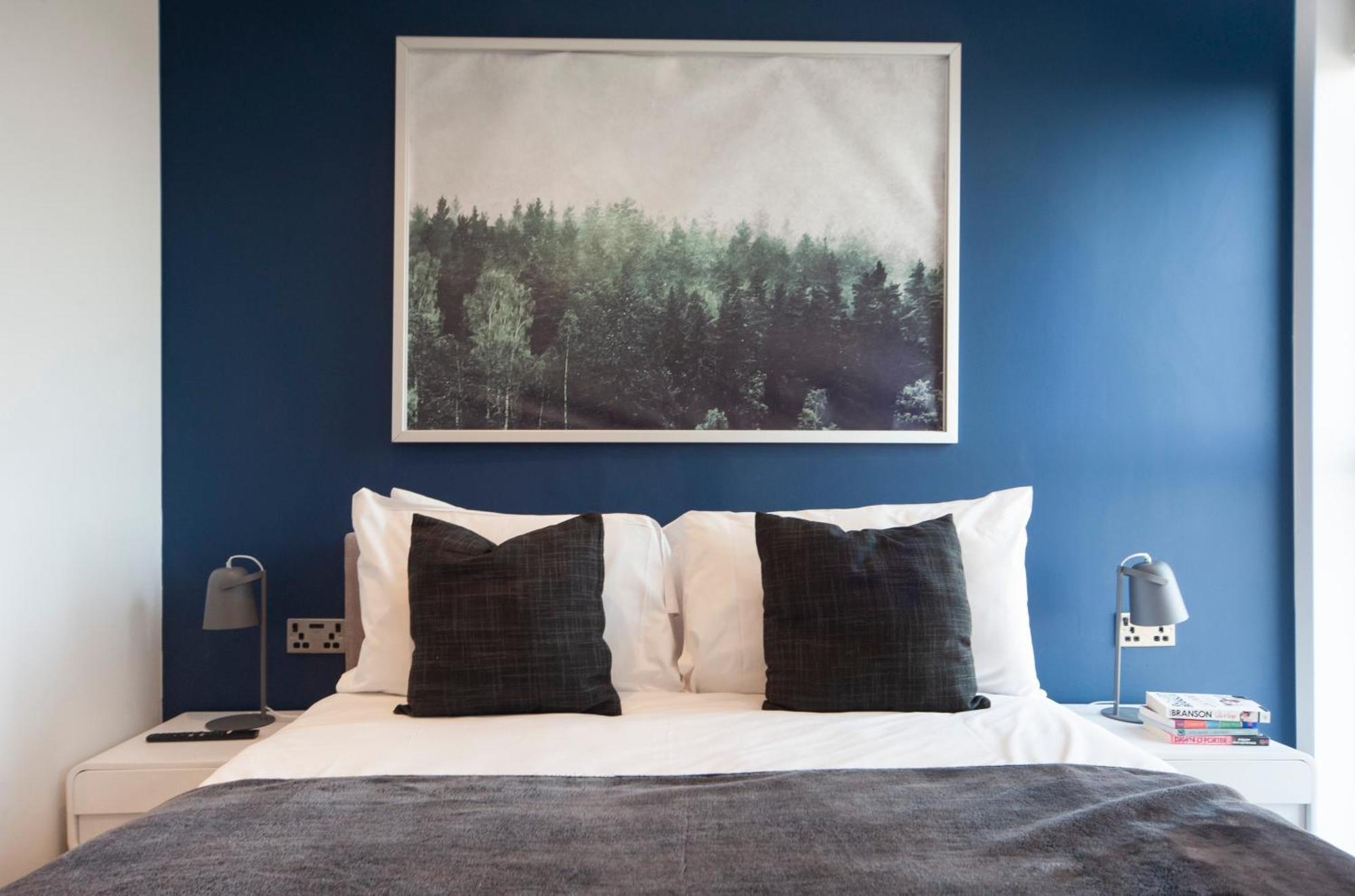Top Floor Apt - 2 Bed/2 Bath + Private Balcony London Exterior photo