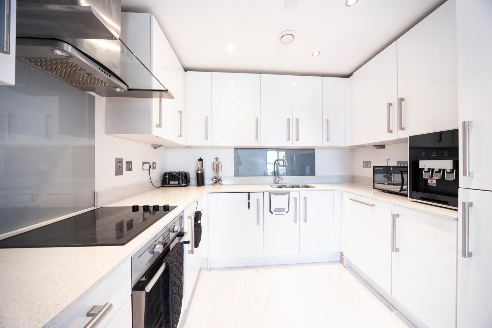 Top Floor Apt - 2 Bed/2 Bath + Private Balcony London Exterior photo