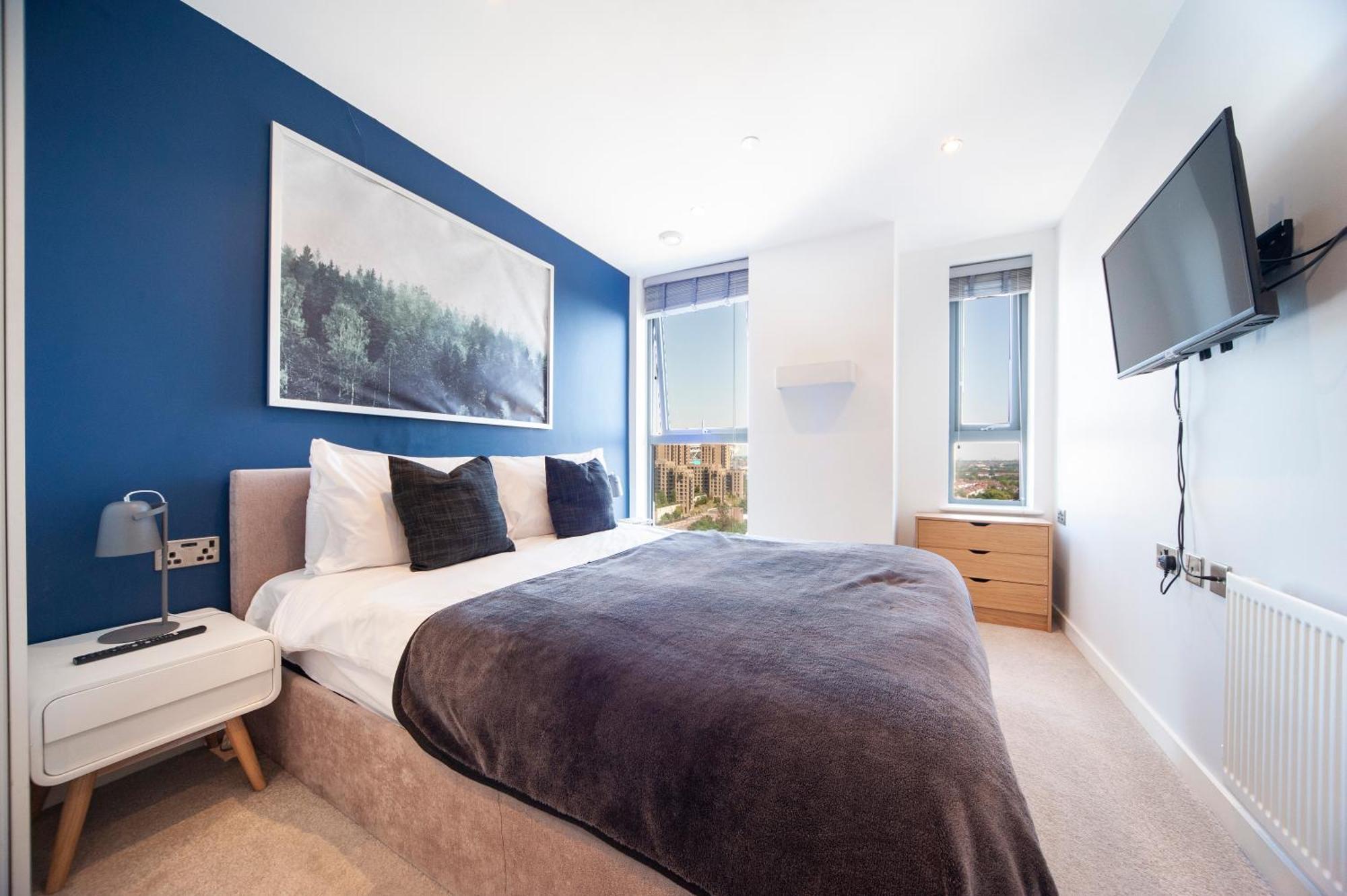 Top Floor Apt - 2 Bed/2 Bath + Private Balcony London Exterior photo