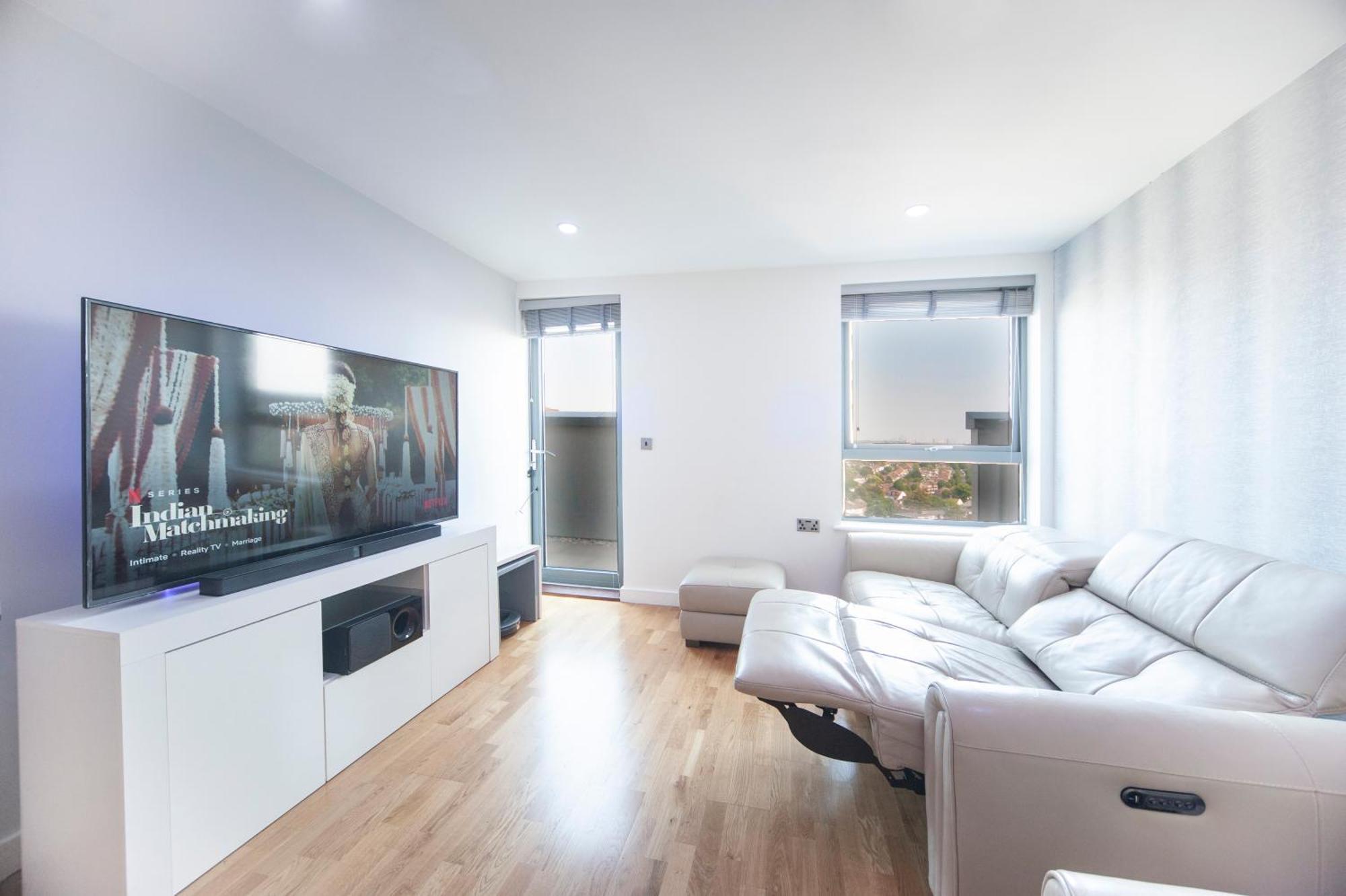 Top Floor Apt - 2 Bed/2 Bath + Private Balcony London Exterior photo
